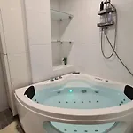 Arctic Aura With Jacuzzi Huoneisto