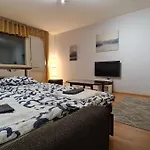 Arctic Aura With Jacuzzi Huoneisto