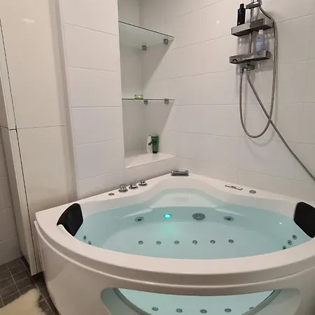 Arctic Aura With Jacuzzi Appartamento